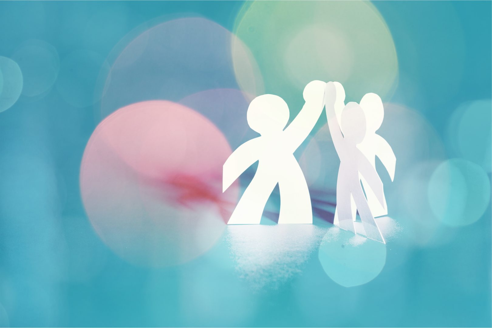 PappersmÃ¤nniskor som gÃ¶r high-five