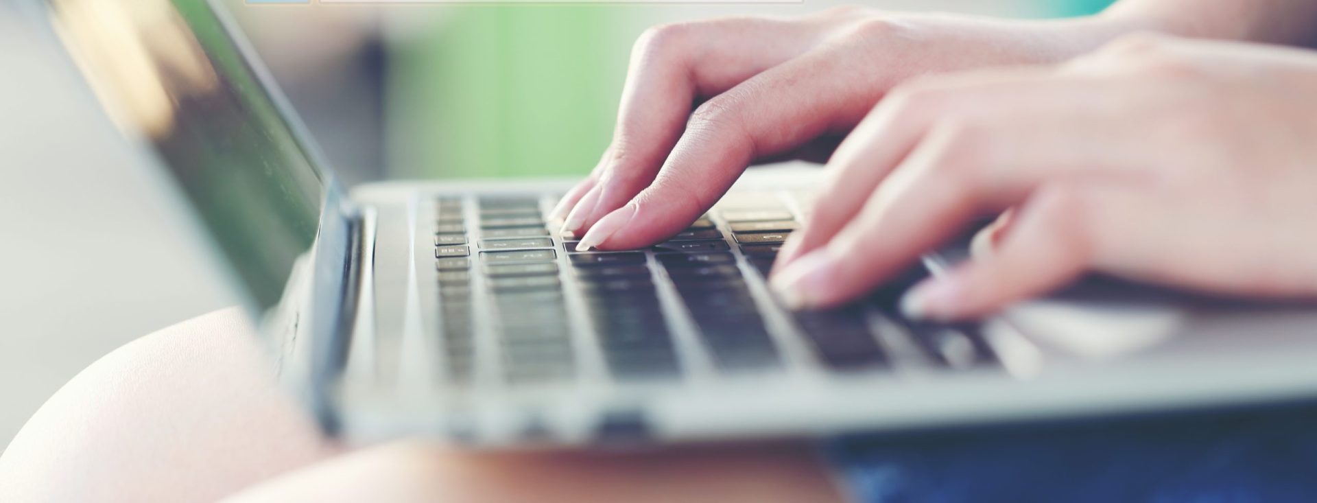 hÃ¤nder som skriver pÃ¥ en laptop